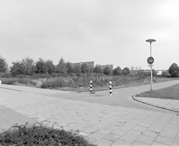 882106 Gezicht op een braakliggend terrein aan de Marnedreef te Utrecht, met rechts een fietspad.
